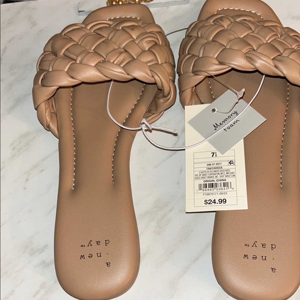 Brand New never worn ! A New Day Women's Tan Woven Slide Sandals - Picture 2 of 4